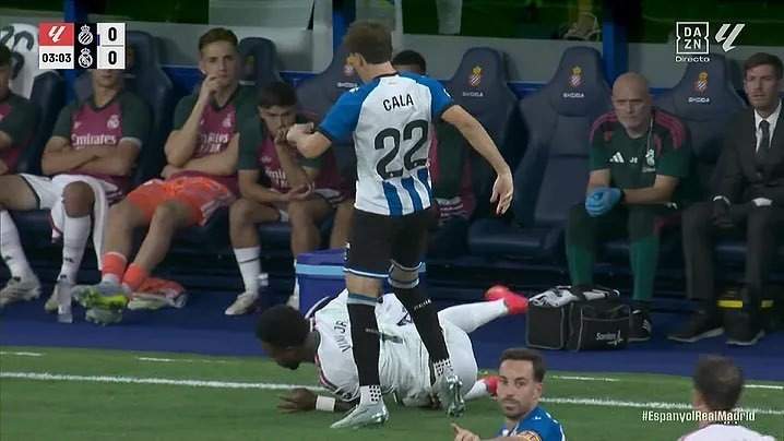Sánchez Martínez dejó sin sanción este patadón de Cala sobre la espalda de Vinicius | RCD Espanyol 1-2 Real Madrid