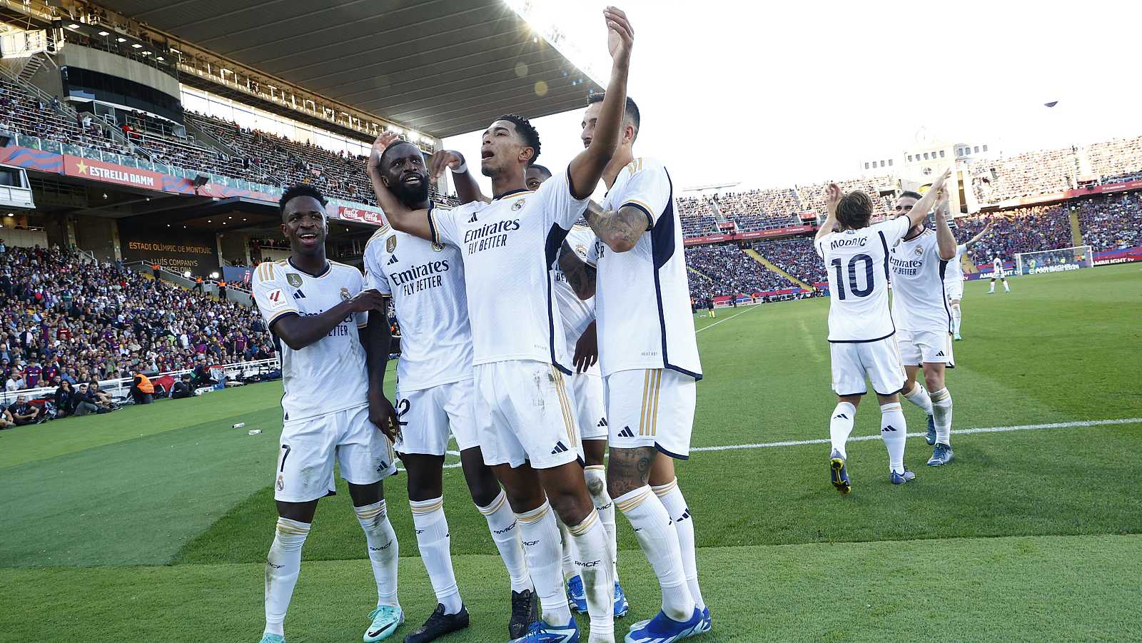 Jude Bellngham, celebrando con la grada el gol que le daba la victoria | FC Barcelona 1-2 Real M Madrid