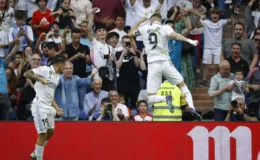 Karim Benzema festejando uno de sus tres tantos de hoy | Real Madrid 4-2 Almería