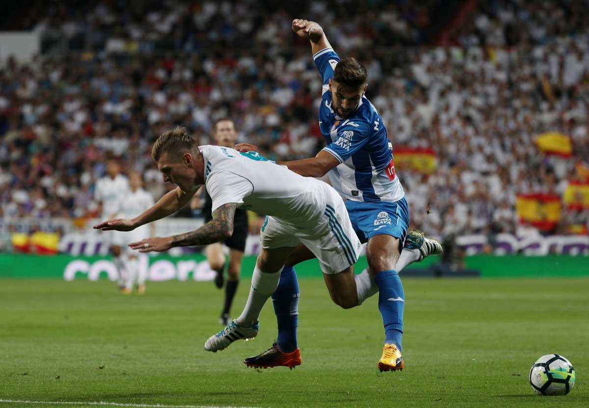 Real Madrid 2-0 Espanyol | Toni Kroos cae ante la entrada de un jugador blanquiazul
