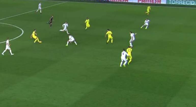 Detalle del fuera de juego de Bakambú | Villarreal 2-3 Real Madrid