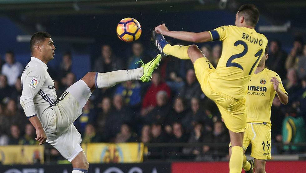 Casemiro en disputa por un balón | Villarreal 2-3 Real Madrid